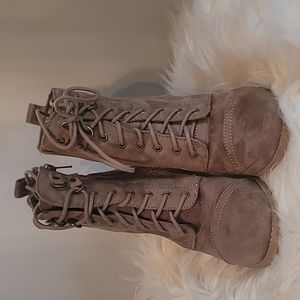 Used 5.5 zip up on the side ankle boot